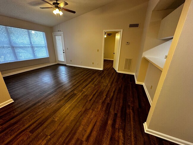 Building Photo - 1 bed/1 bath, 3rd Floor Condo Overlooking ...