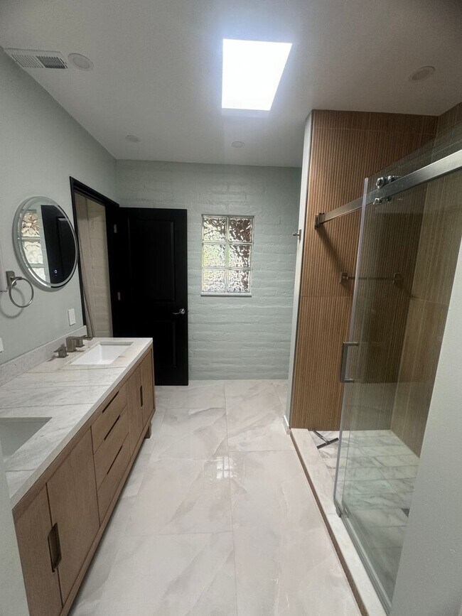 Building Photo - Sophisticated Catalina Foothills Sanctuary: Premium 3-Bedroom Townhome with 2-Car Garage