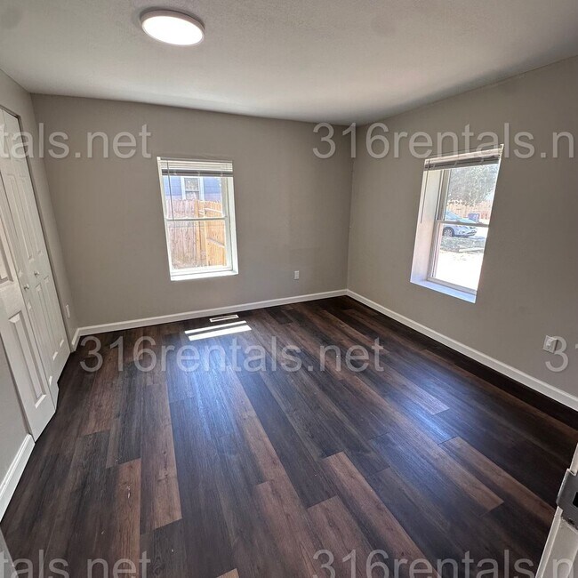 Building Photo - 1844 S Hiram Ave