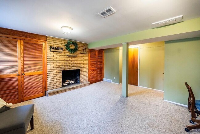 Building Photo - 812 N Mansfield St