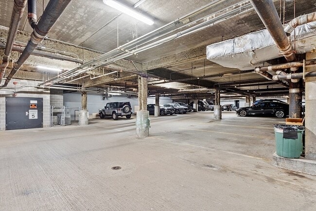 Building Photo - 147 Kelton St