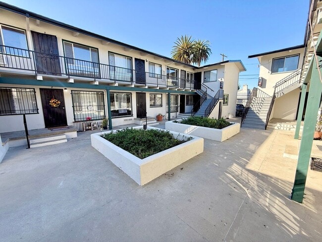 Building Photo - 7521 S Crenshaw Blvd