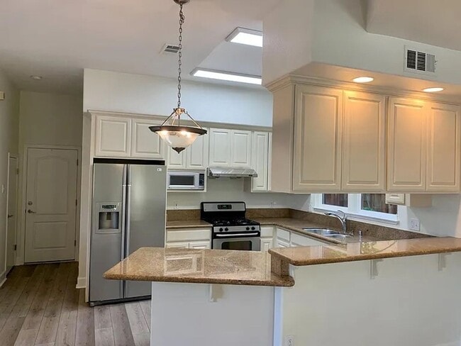 Building Photo - Beautiful 2 Level Home !!