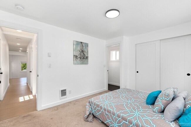 Building Photo - Remodeled, move in condition!