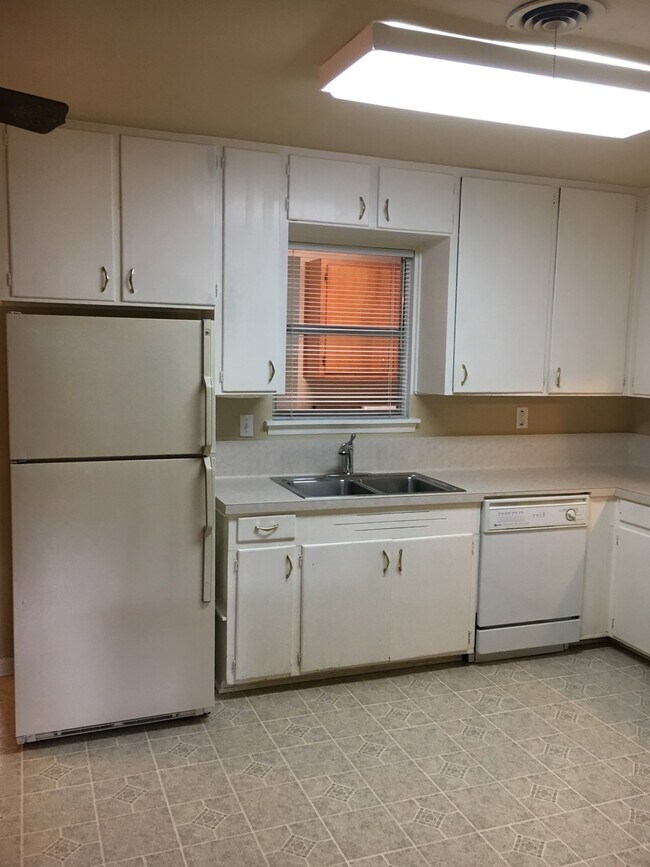 Building Photo - 2 WEEKS FREE RENT + $1,295 - Country living in the heart of Copperas Cove!