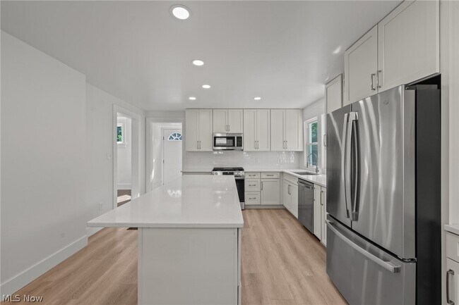 Building Photo - 6209 Pear Ave