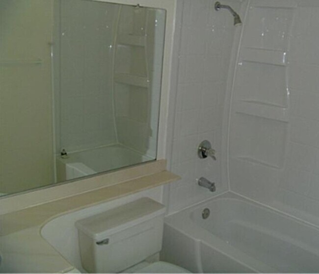 Building Photo - Welcome home to this 2 story end unit 3 bedroom 2 bath located in the heart of Irvine