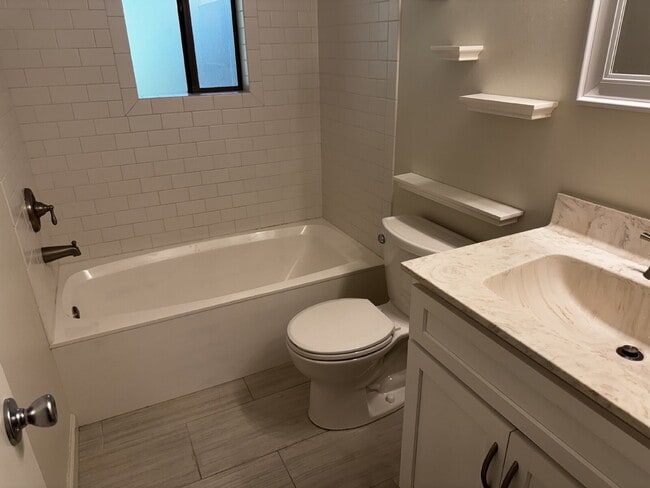 Building Photo - "Charming 2-Bed Townhouse in Mary Esther!"