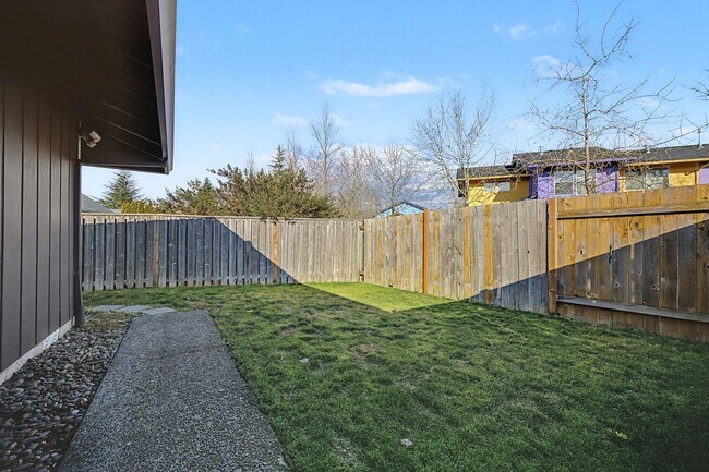 Building Photo - BRUSS01