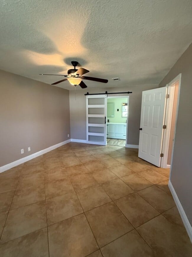 Building Photo - Beautiful 3BR 2BA Home w/ Fenced Yard in Tampa