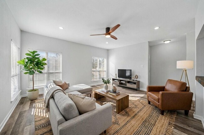 Building Photo - 9009 Richmond Ave.