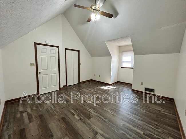 Building Photo - 1045 Surmont Ct