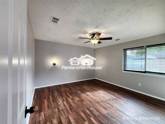 Building Photo - 2118 Creston Dr