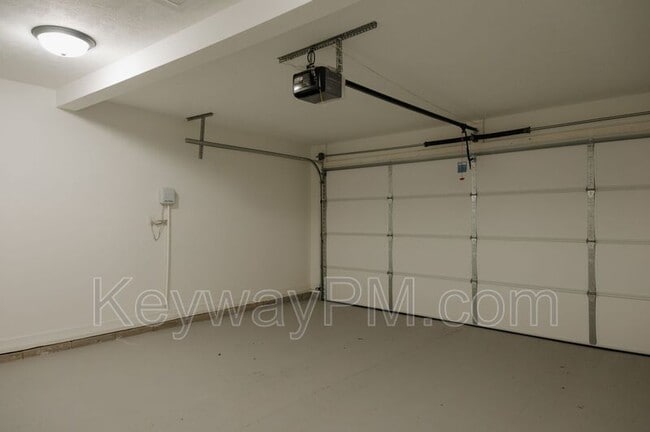Building Photo - 212 Sarah Creek Ct