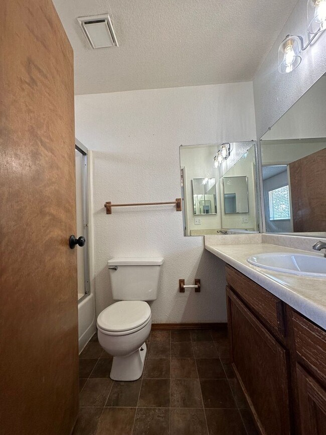 Building Photo - Upcoming vacancy!  Well maintained home on...