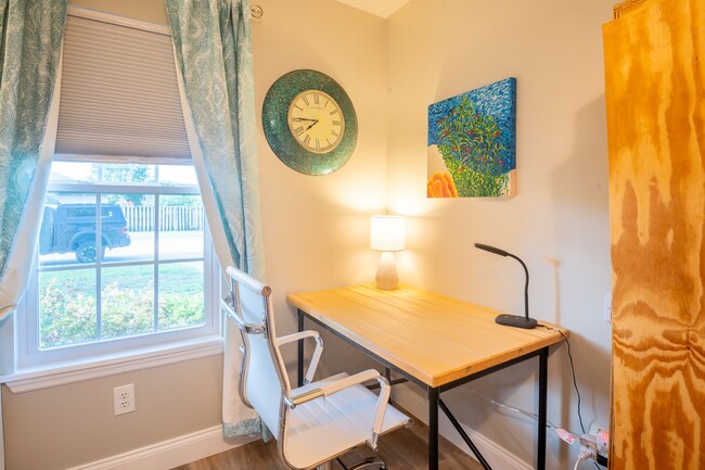 Building Photo - FURNISHED MONTHLY RENTAL-AVAILABLE STARTIN...