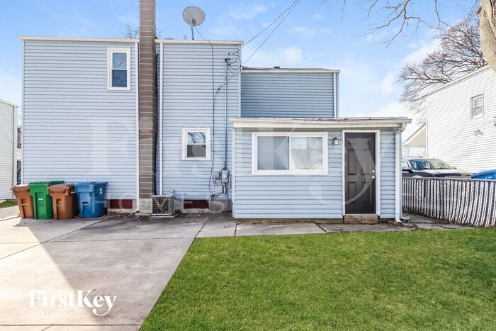 Building Photo - 112 W Glenlake Ave