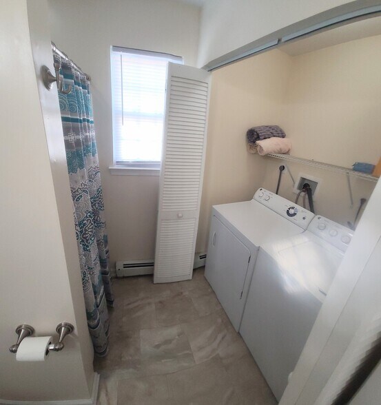 Building Photo - 213 Sheridan Ave