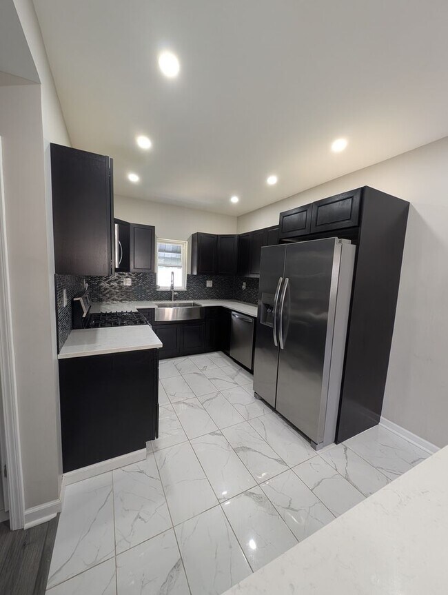 Building Photo - 2508 Cobden St