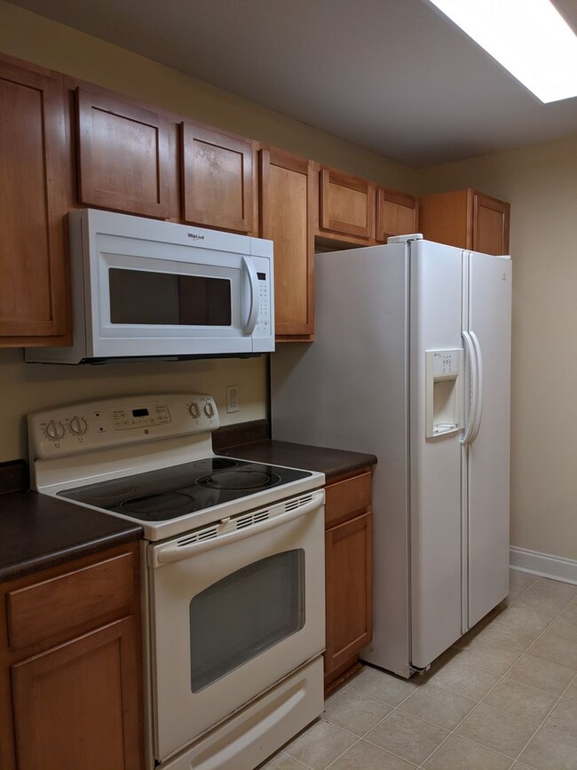 Building Photo - Spacious Condo off Hendersonville Rd