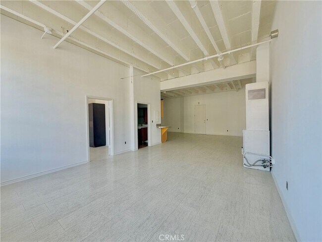 Building Photo - 312 W 5th St