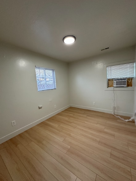 Building Photo - 2515 S Parkcrest Dr