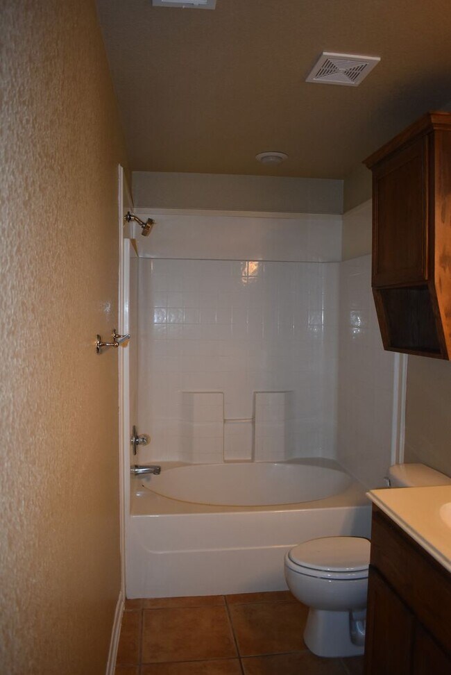Building Photo - 1600 Nicholas Cir