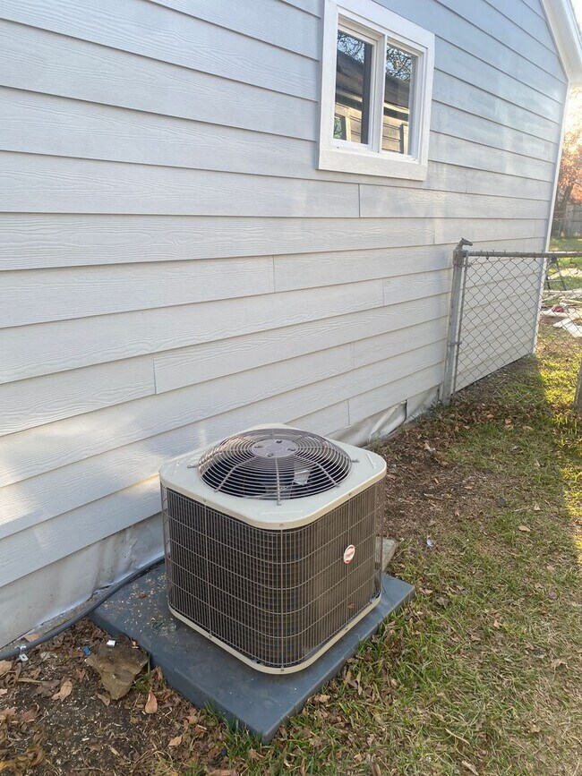 Building Photo - Beautifully Remodeled 3-1 in Sherman! Fridge, Washer and Dryer Included!