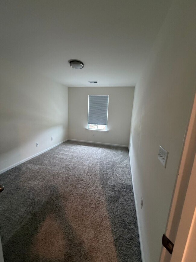 Building Photo - Beautiful 3 Bed / 2.5 Bath Townhome in Foxbank Plantation