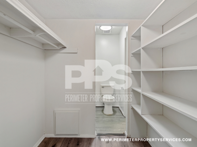 Building Photo - FULLY RENOVATED UNIT!!! WITH ONE MONTH REN...