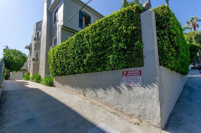 Building Photo - 1123-1127 Larrabee St