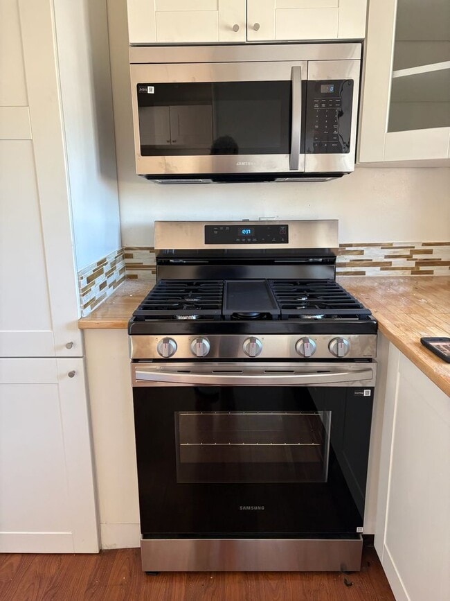 Building Photo - Kensington_Upper level Spacious 1Bed 1Bath reserved parking