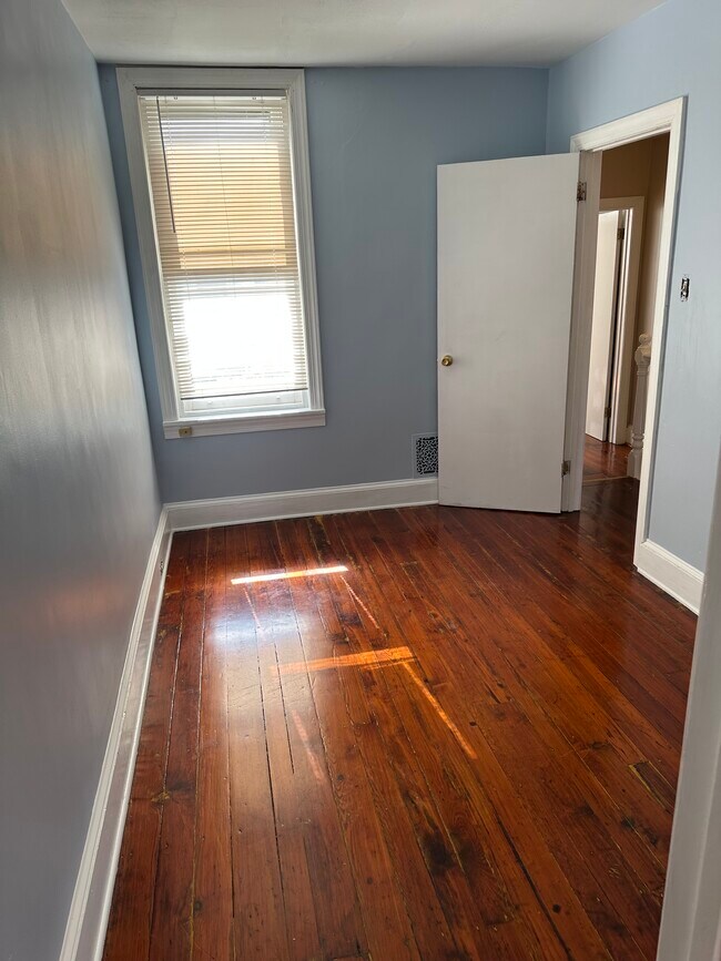 Building Photo - 1914 E Hazzard St