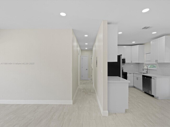 Building Photo - 113 SW 22nd Ave