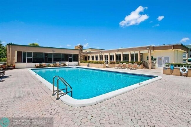 Building Photo - 4990 E Sabal Palm Blvd