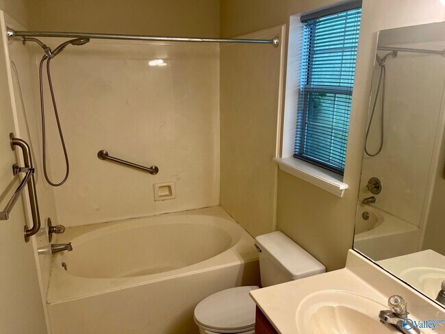Building Photo - 2524 Autumn Ridge Dr SW