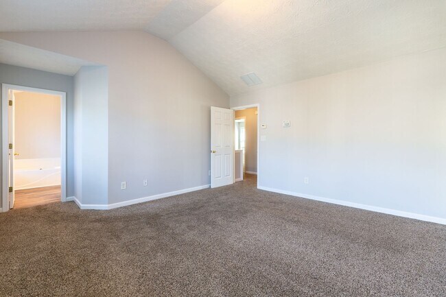 Building Photo - 4 Bedroom/2.5 Bath Townhouse!