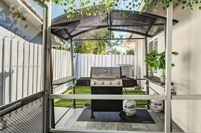 Building Photo - 825 Harrison St