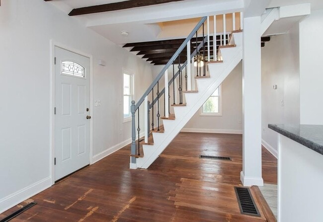 Open floor plan - 131 N Elm St