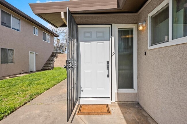 Building Photo - Remodeled 2 Bedroom Condo with Garage