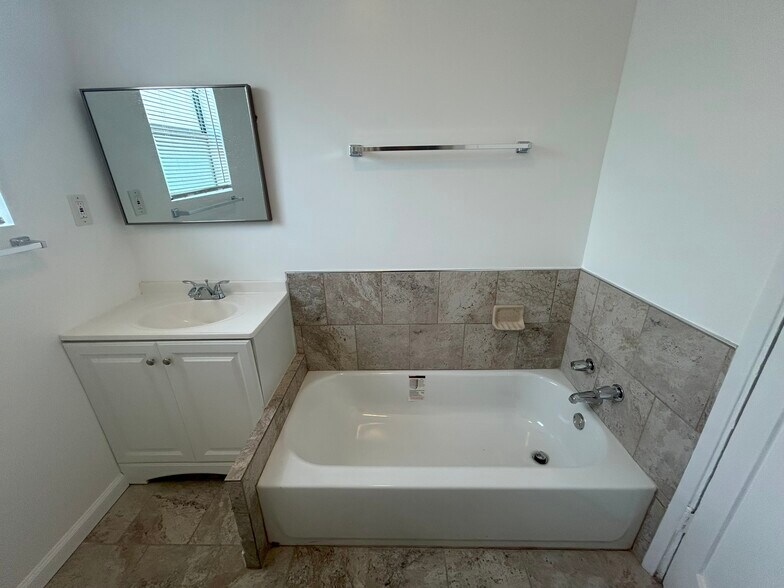 Bathroom Tub - 643 Manchester Ter