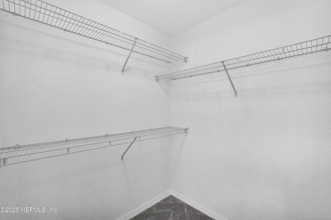 Building Photo - 13700 Richmond Park Dr N