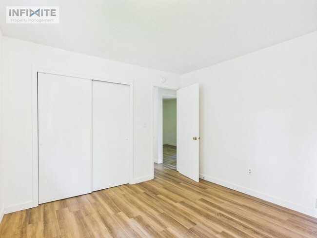 Building Photo - Cute As A Button 3 Bedroom
