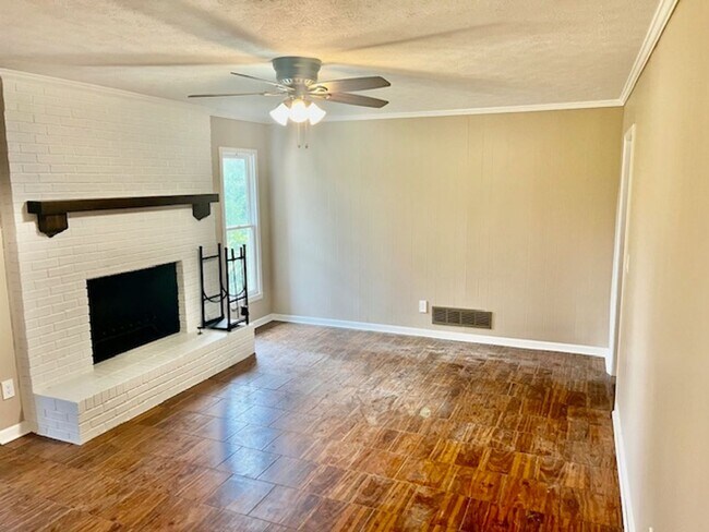 Building Photo - 32 Donley Dr NW