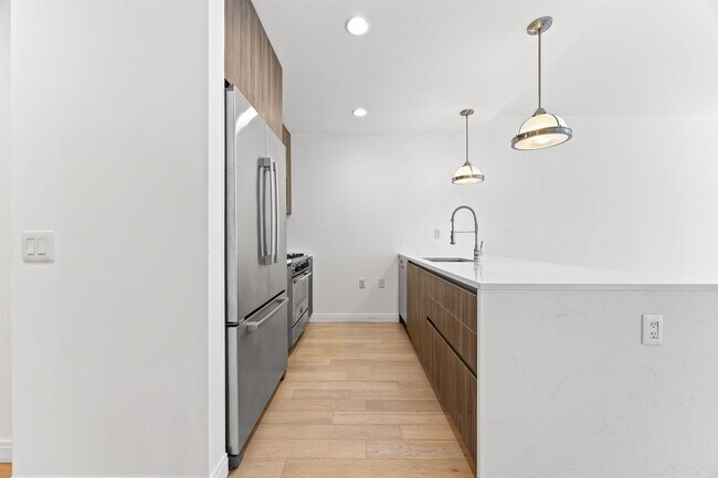 Building Photo - 160 1st St