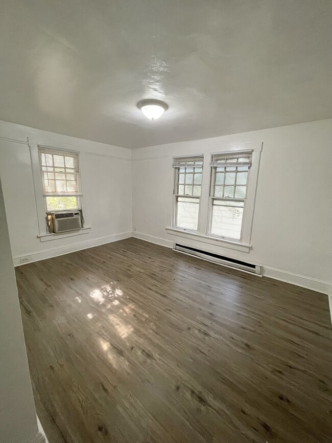 Building Photo - 2 BEDROOM APT 1 BATH - DUPLEX IN CHESAPEAK...