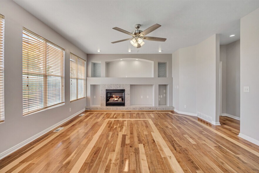 Building Photo - 8847 Mountain Vista Dr