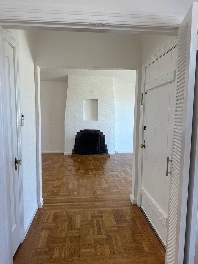 Building Photo - Bright & Charming Miraloma Home