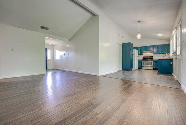 Building Photo - 5508 Pine Pl