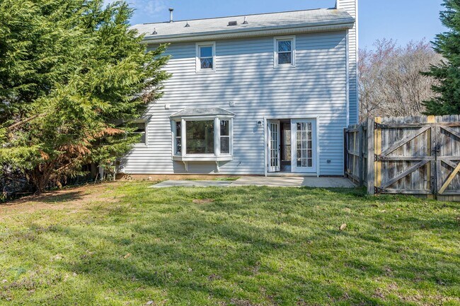 Building Photo - Immaculate updated 2 story 3 bedroom 2.5 bathroom house in the Briarwood area Greensboro